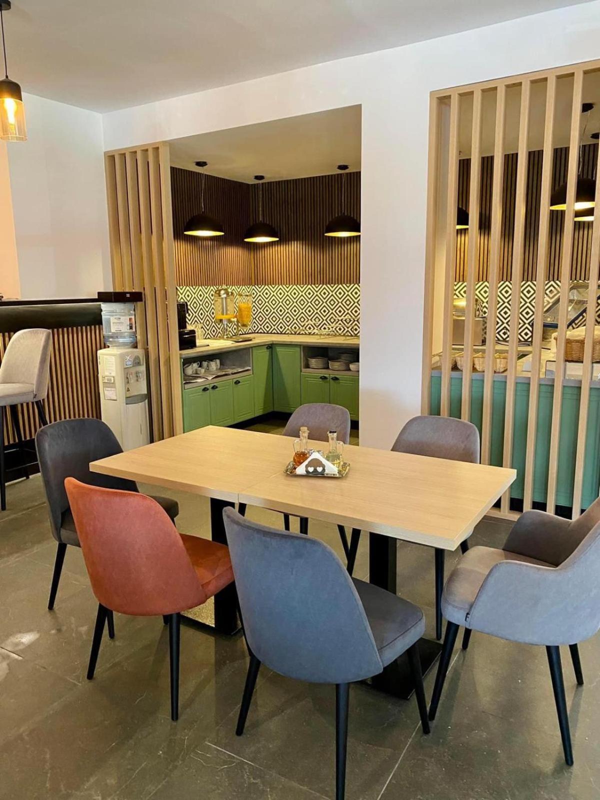 Hotel Bulevard Făgăraş Exteriör bild
