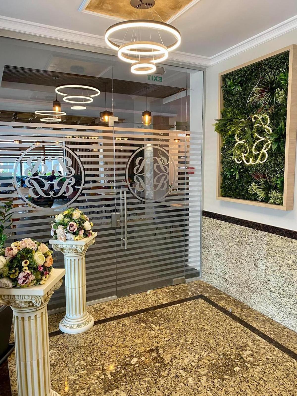 Hotel Bulevard Făgăraş Exteriör bild